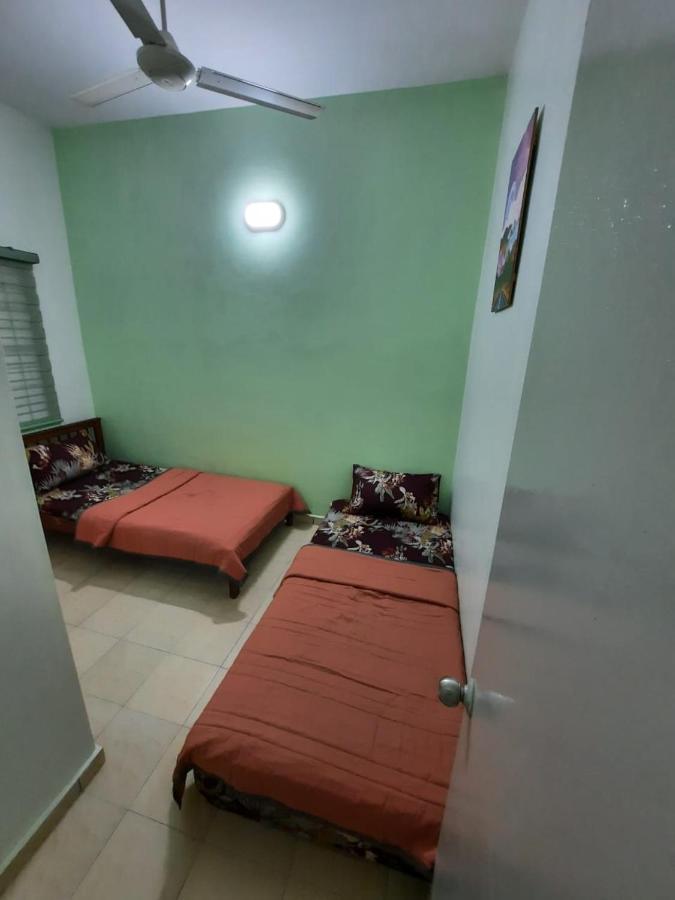 Homestay Dr. Z Klang Esterno foto